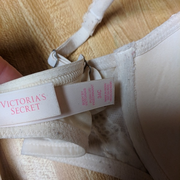 4 Victoria Secret bras. - Picture 3 of 7